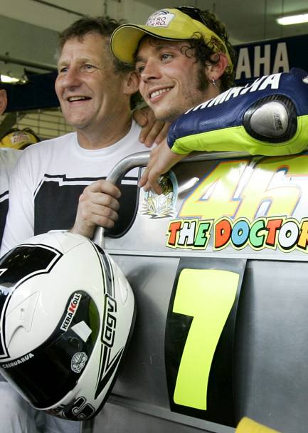 Rossi e Burgess festeggiano il Mondiale 2005 a Sepang. AP